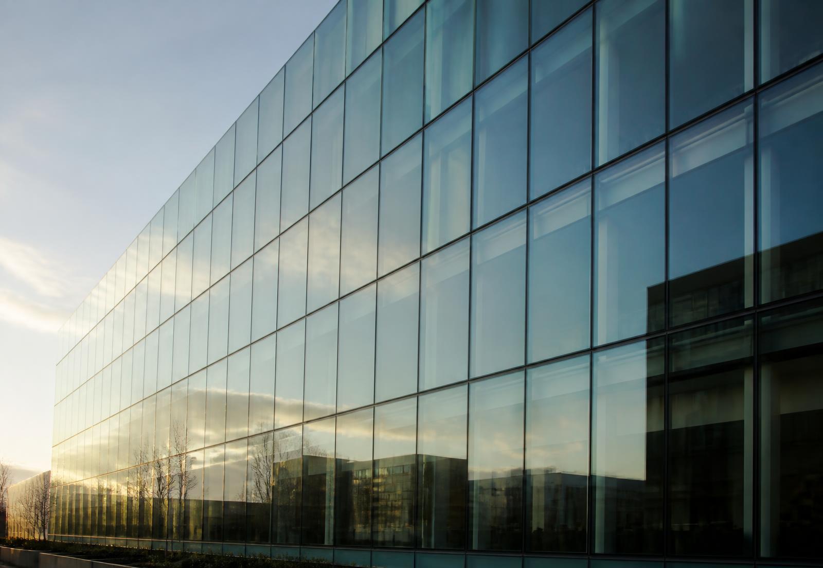 Moderne Glasfassade eines Bürogebäudes in Ostwestfalen-Lippe nach der Fensterreinigung